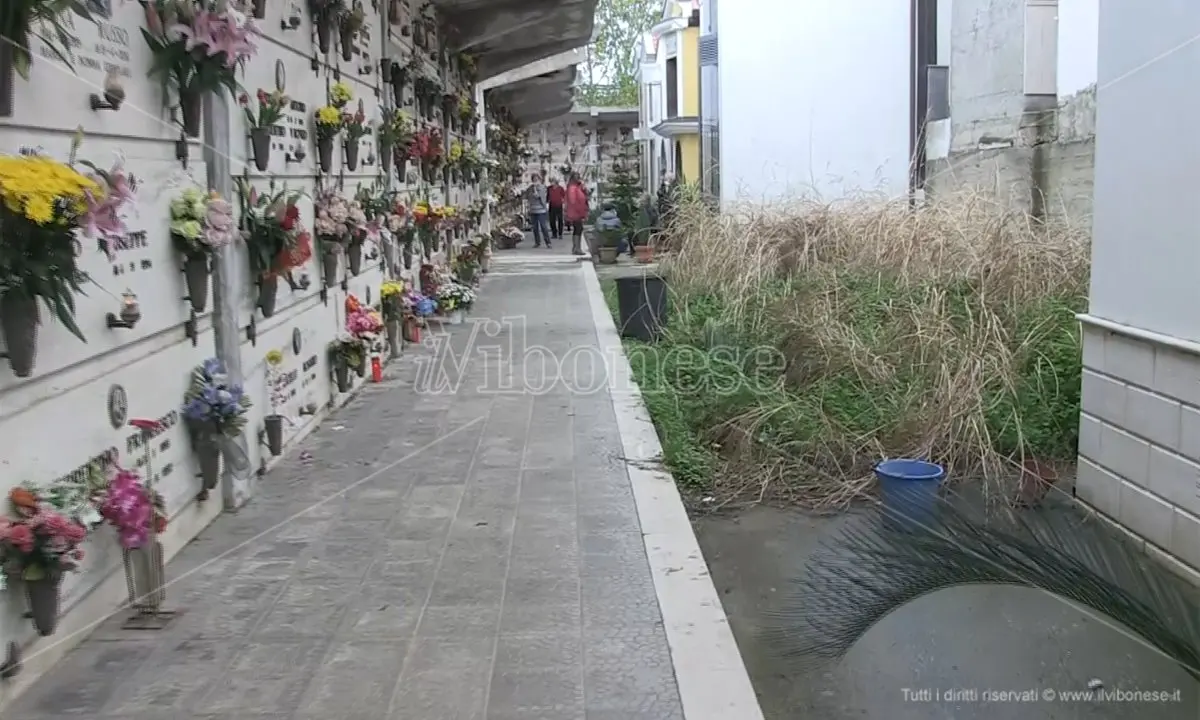 Commemorazione dei defunti a Vibo, i cimiteri delle frazioni tra degrado e abbandono - Video