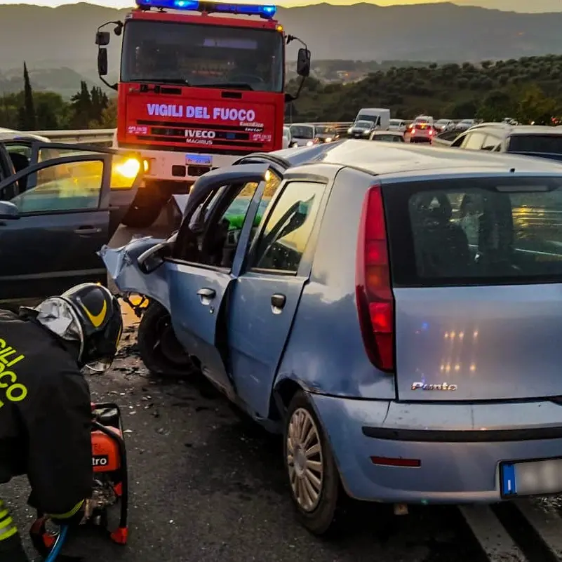 Incidente mortale a Cosenza: una vittima nel frontale tra due auto