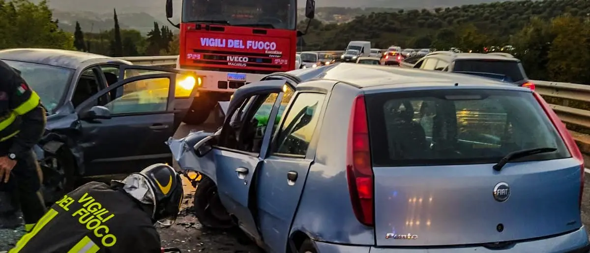 Incidente mortale a Cosenza: una vittima nel frontale tra due auto