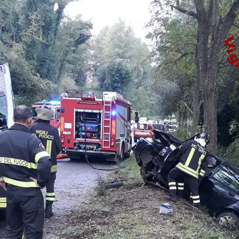 Perde il controllo dell'auto e finisce fuori strada: un ferito nel Vibonese