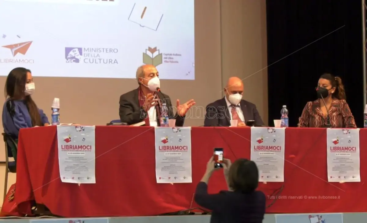 Parte da Vibo il progetto nazionale “Libriamoci”, lo scrittore Abate: «Leggere è tutto»