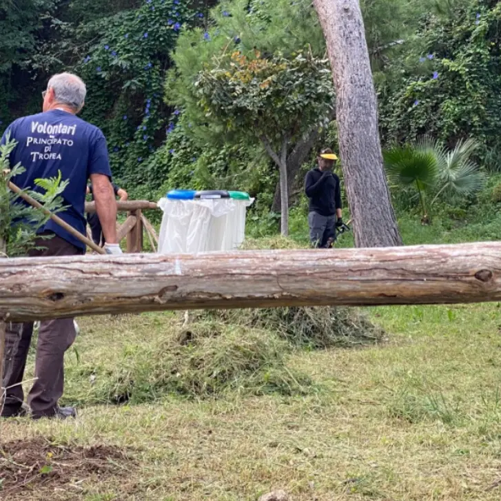 Domenica green per Tropea, volontari al lavoro per la raccolta di mozziconi e pulizia aree verdi