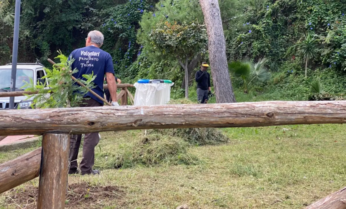 Domenica green per Tropea, volontari al lavoro per la raccolta di mozziconi e pulizia aree verdi