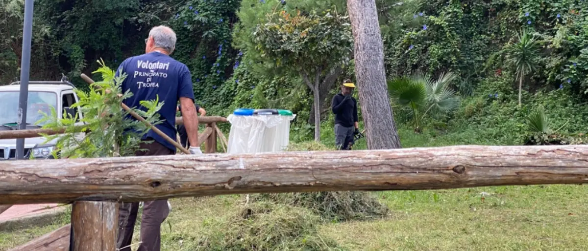 Domenica green per Tropea, volontari al lavoro per la raccolta di mozziconi e pulizia aree verdi