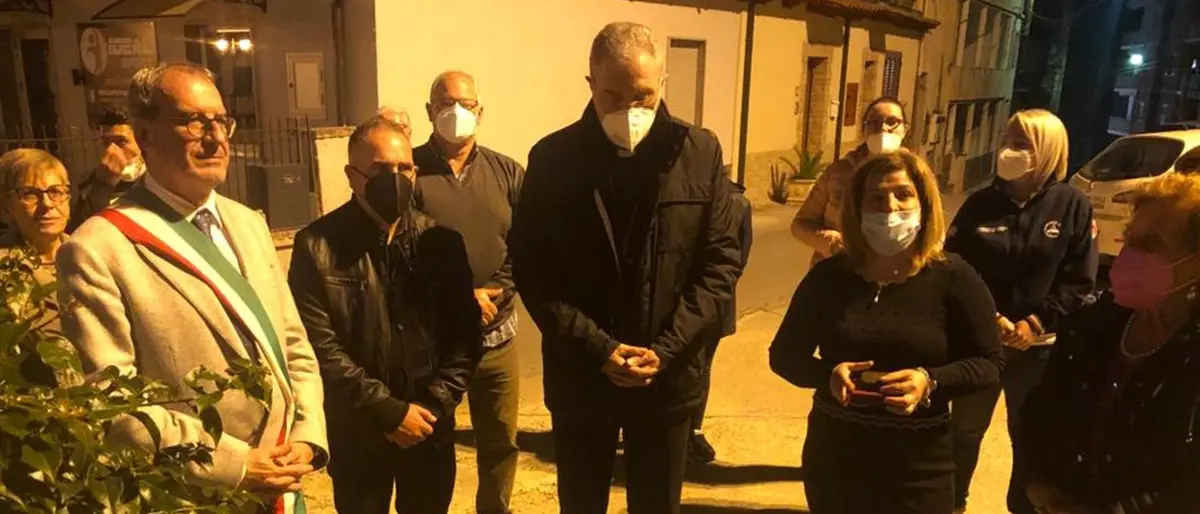 Il vescovo Attilio Nostro accanto alla famiglia di Filippo Ceravolo