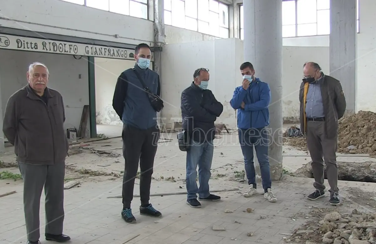 Uno stop di \"sei mesi\" che dura da 9 anni: mercati generali di Vibo nel degrado, nuova protesta - Video
