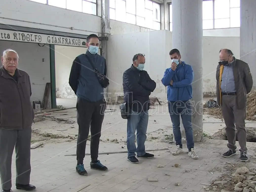 Uno stop di \"sei mesi\" che dura da 9 anni: mercati generali di Vibo nel degrado, nuova protesta - Video