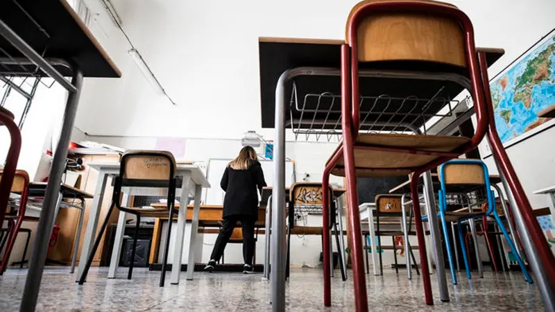 Preparation of a classroom at the Istituto Comprensivo \"Via delle Carine\" school for resuming teaching in presence of students in Rome, Italy, 29 March 2021. ANSA/ANGELO CARCONI , ANSA