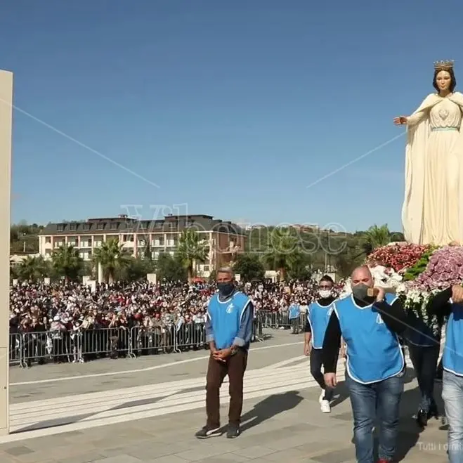 Paravati, viaggio tra il popolo di Natuzza riunito intorno alla statua della Madonna - Video