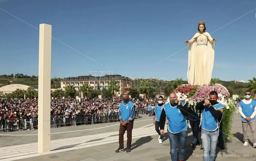 Paravati, viaggio tra il popolo di Natuzza riunito intorno alla statua della Madonna - Video