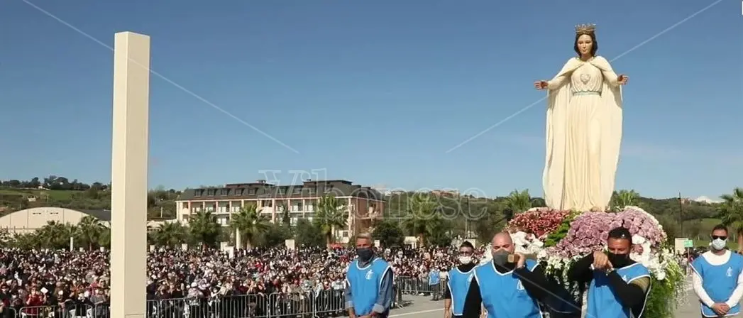 Paravati, viaggio tra il popolo di Natuzza riunito intorno alla statua della Madonna - Video