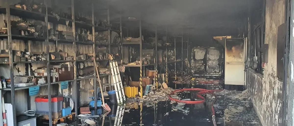 Incendio alla “Lico Santo srl”, danni ingenti e locali andati distrutti