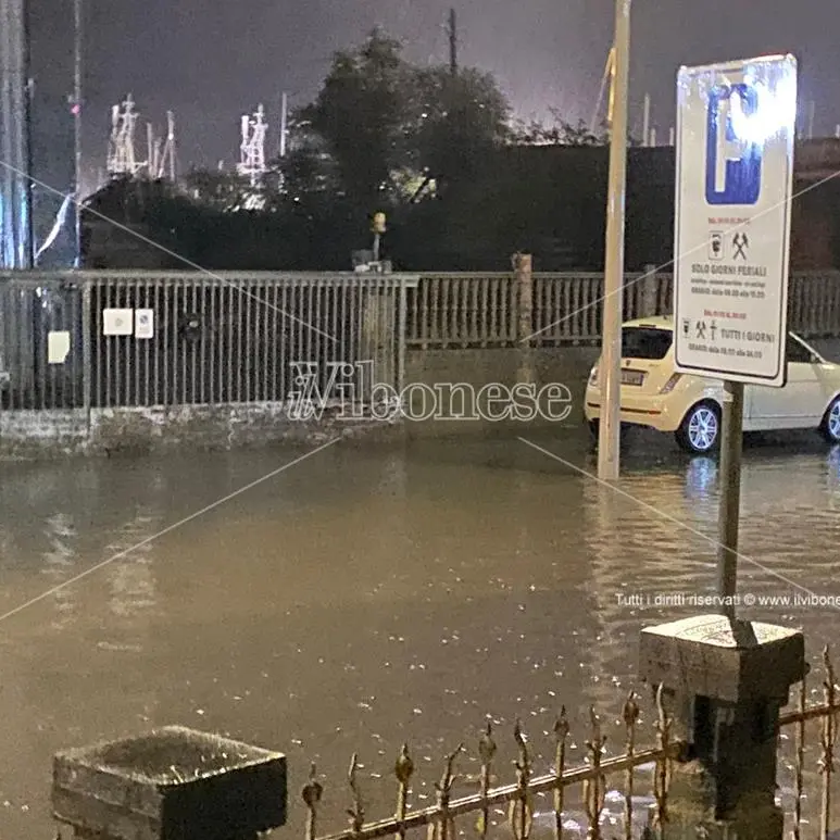 Poche gocce d’acqua e il “salotto” di Vibo Marina è allagato – Foto