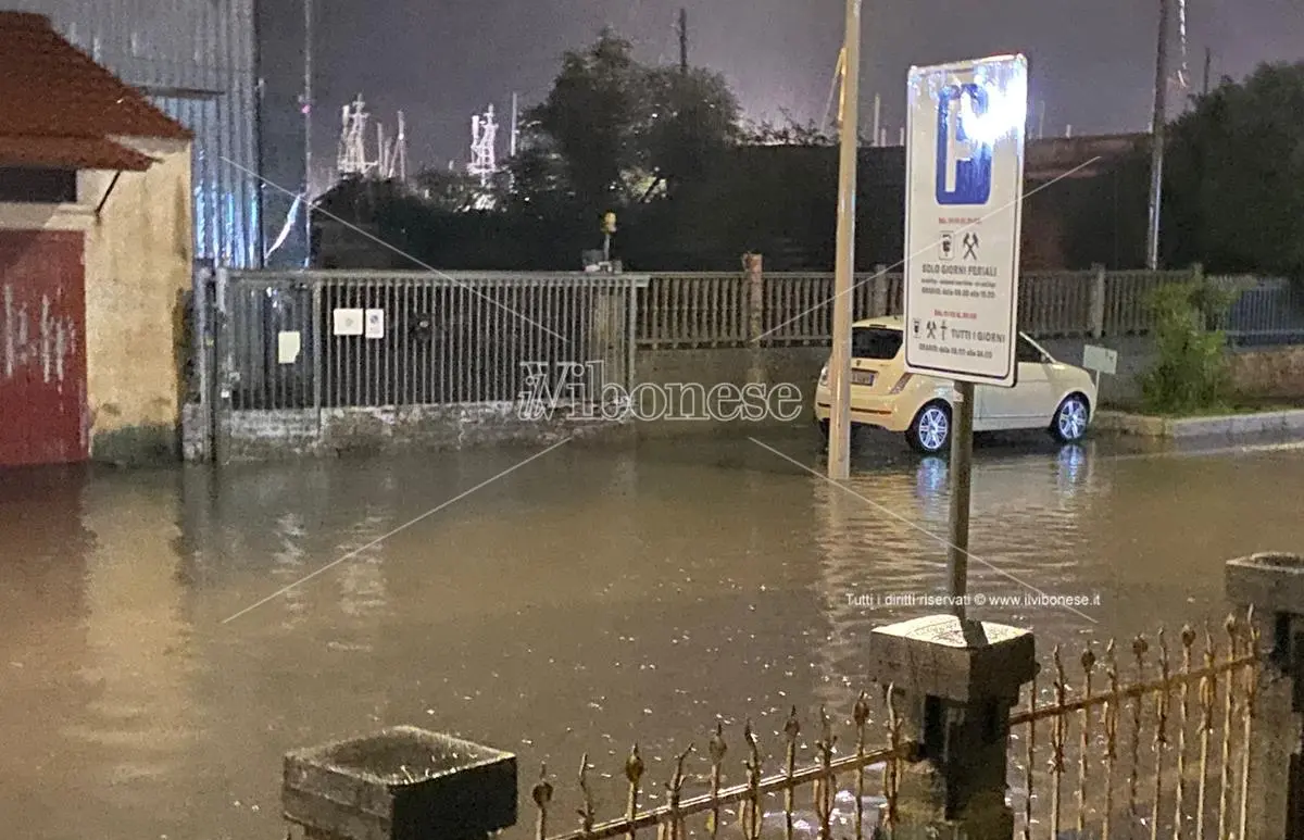 Poche gocce d’acqua e il “salotto” di Vibo Marina è allagato – Foto