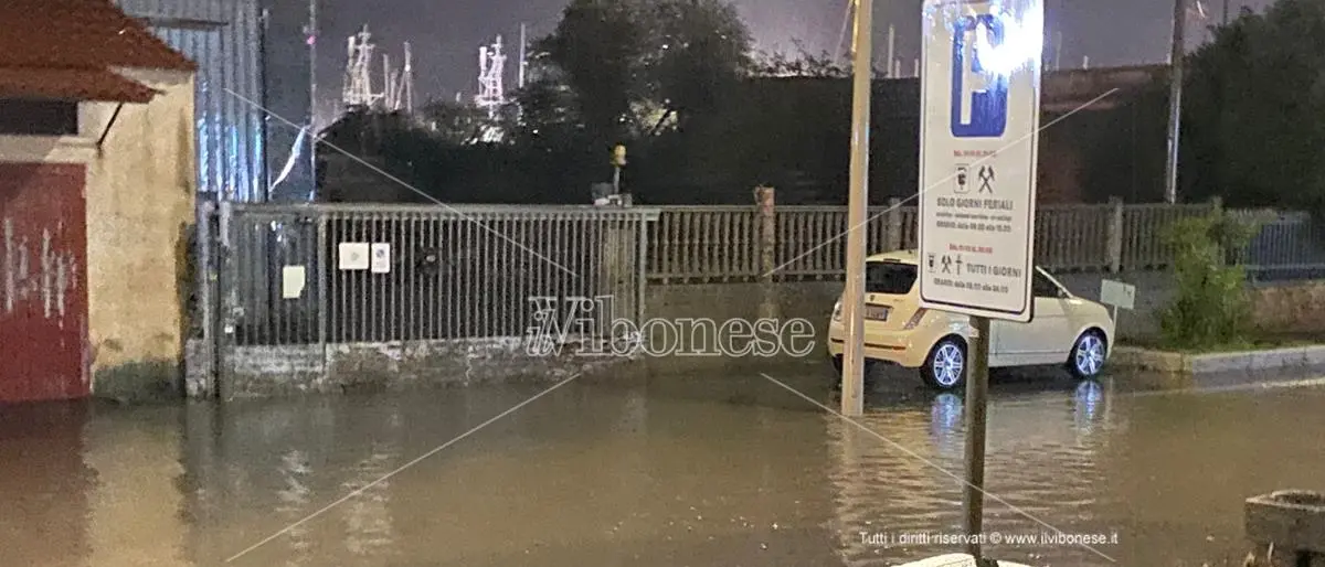 Poche gocce d’acqua e il “salotto” di Vibo Marina è allagato – Foto