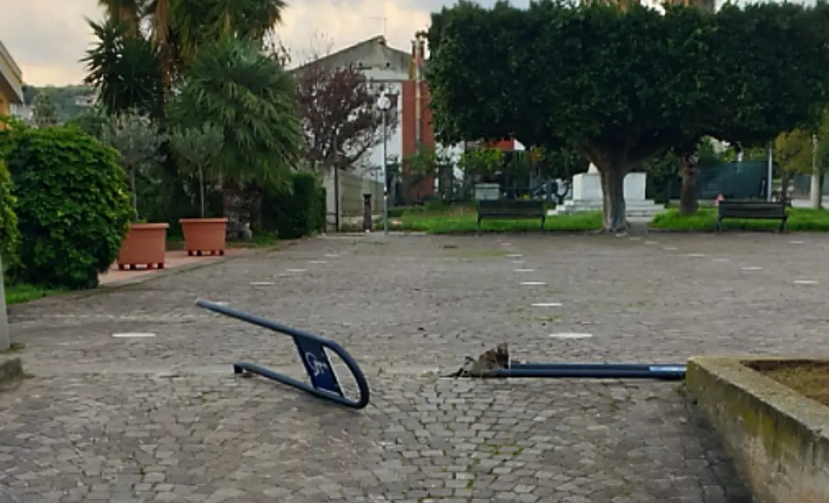 Briatico, vandali in azione a Paradisoni: divelti i dissuasori del traffico