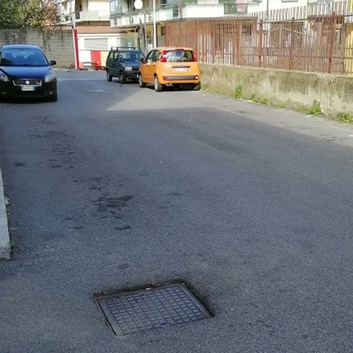 Vibo, da 40 anni con la fogna davanti casa: l’odissea dei residenti di via Giovanni XXIII