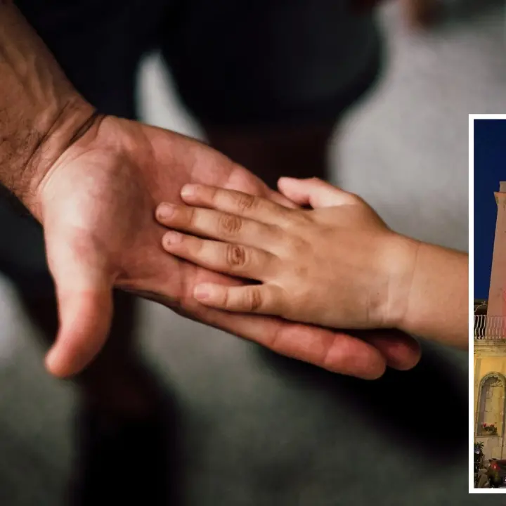 L’Antico sedile dei nobili di Tropea si tinge di rosso per sensibilizzare sulla sindrome DiGeorge