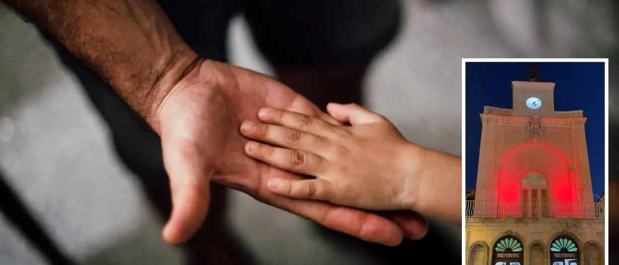 L’Antico sedile dei nobili di Tropea si tinge di rosso per sensibilizzare sulla sindrome DiGeorge