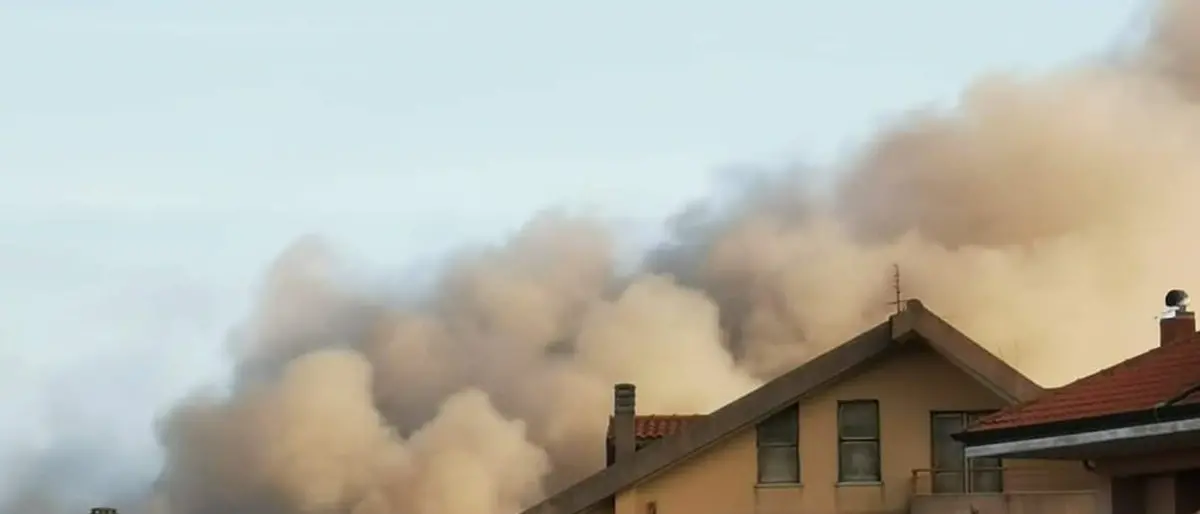 Vibo, incendio in un grande magazzino commerciale: a rischio i condomini adiacenti