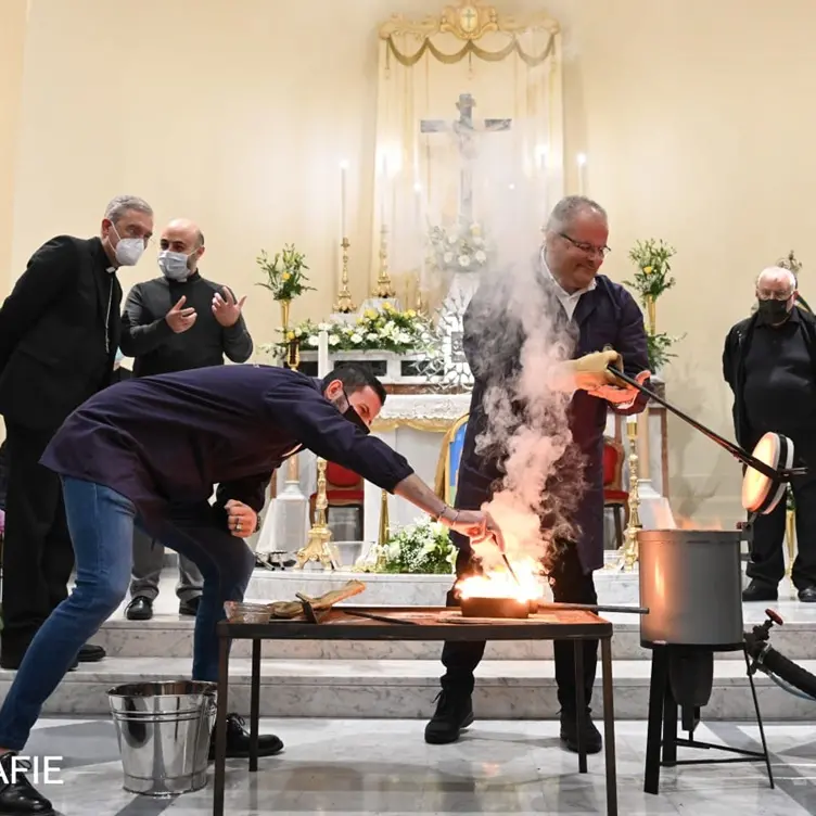 A Dasà il rito della fusione dell'oro votivo per realizzare la raggiera del Cristo risorto
