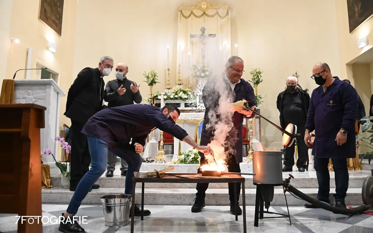 A Dasà il rito della fusione dell'oro votivo per realizzare la raggiera del Cristo risorto