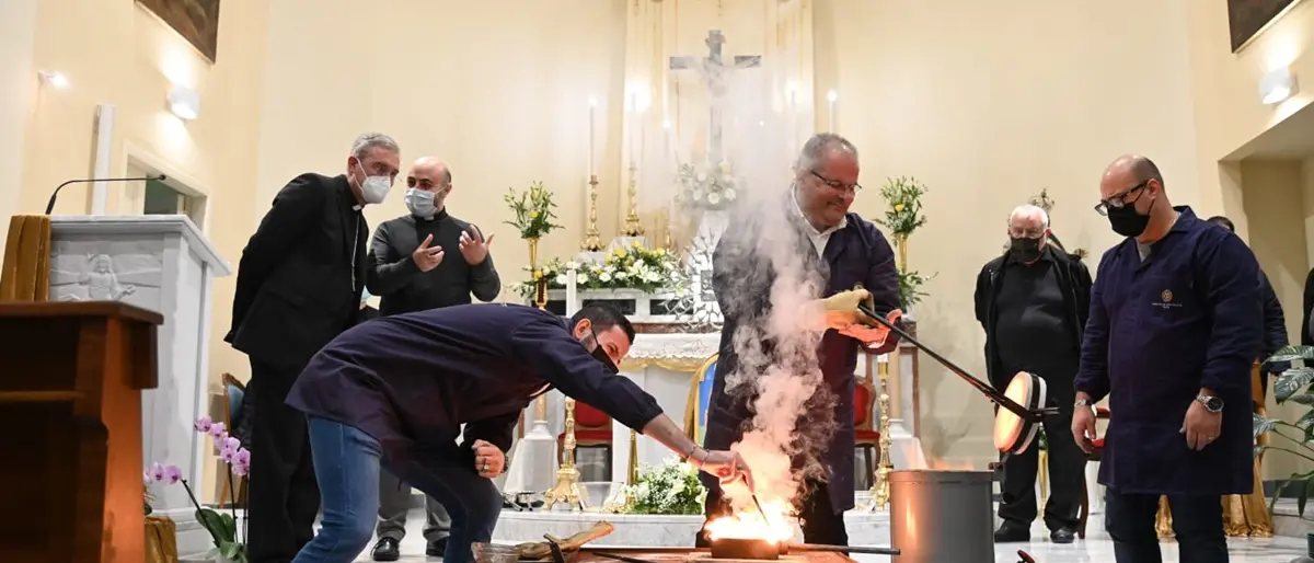 A Dasà il rito della fusione dell'oro votivo per realizzare la raggiera del Cristo risorto