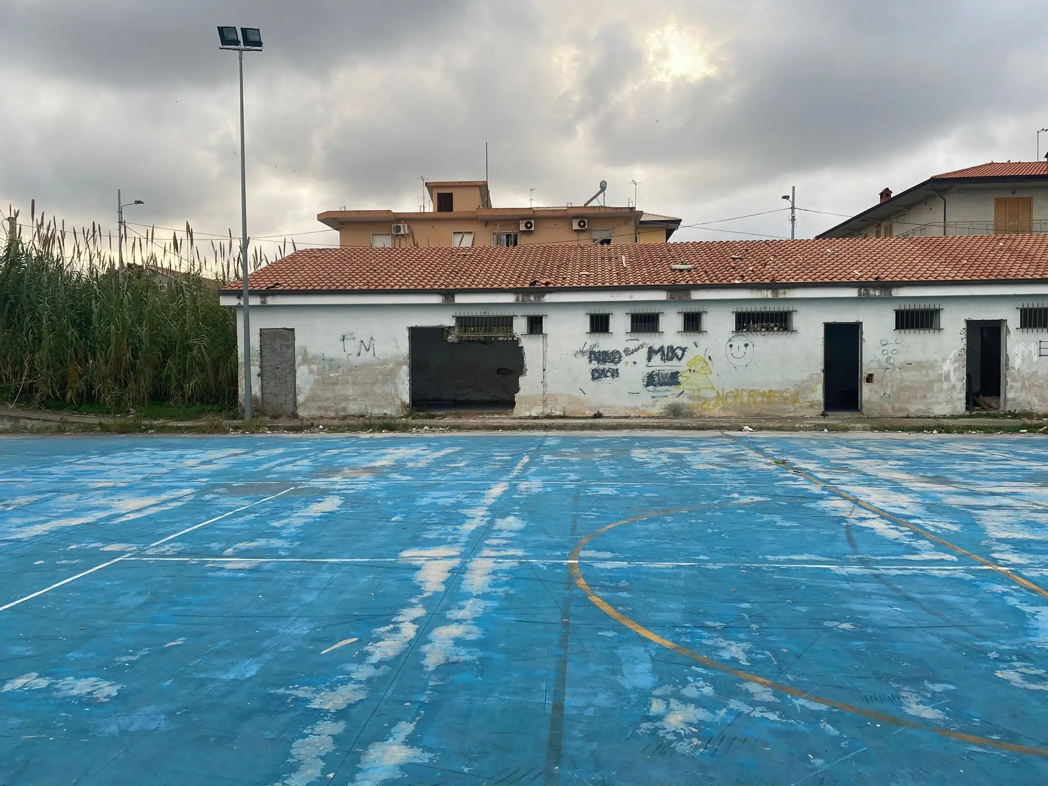 Briatico, campetto sportivo di San Costantino nel degrado: si va verso il passaggio dalla Provincia al Comune