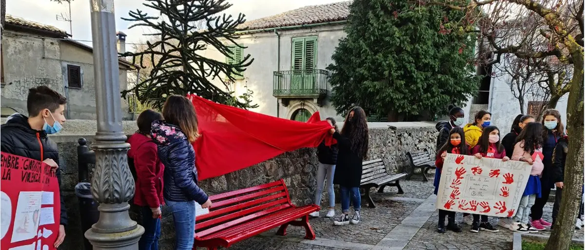 Mongiana, in piazza la panchina rossa dedicata alle donne vittime di violenza
