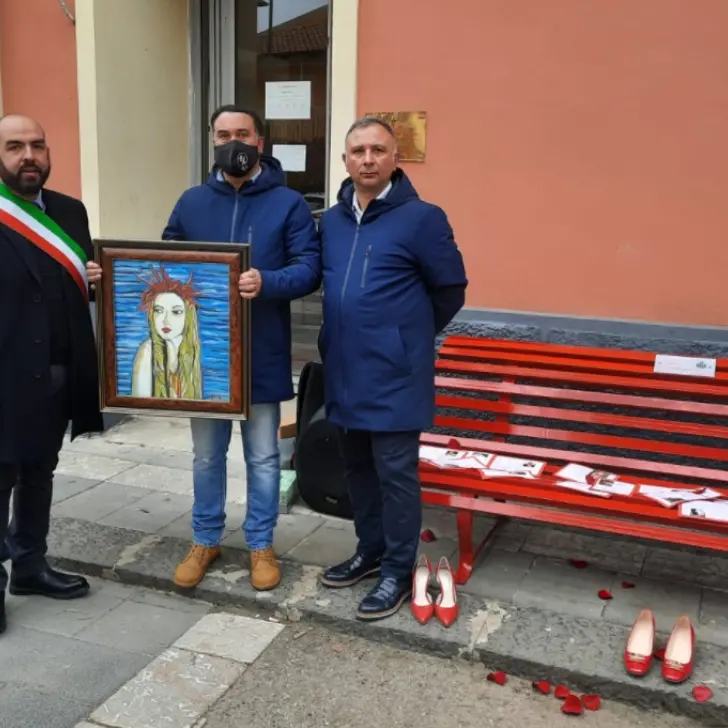 Francica, una panchina rossa e un quadro di Medusa per dire No alla violenza