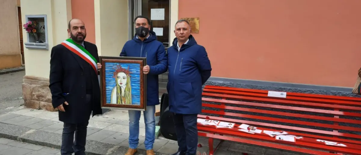 Francica, una panchina rossa e un quadro di Medusa per dire No alla violenza