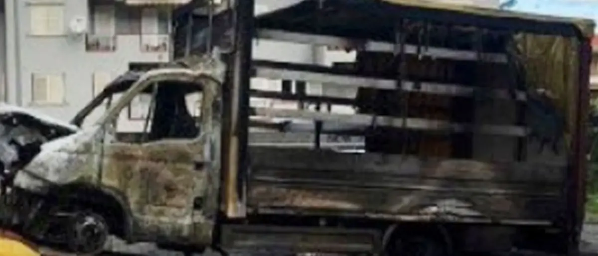 Pizzo, in fiamme il camion di un venditore di prodotti ortofrutticoli