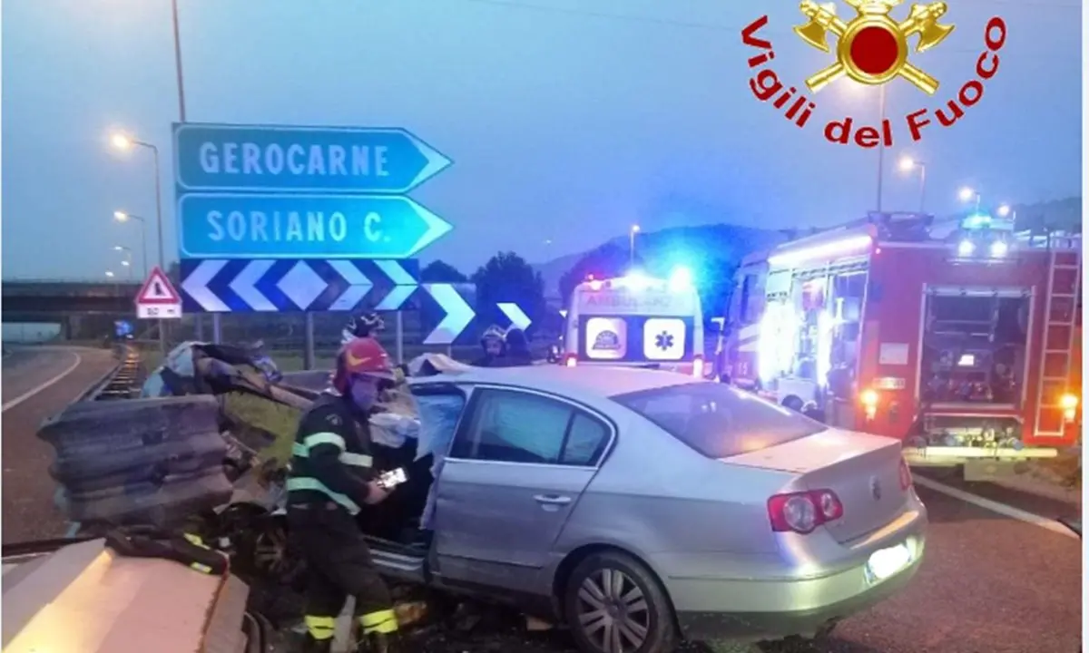 Incidente all'alba sull'A2: auto sbanda e finisce contro il guardrail, feriti tre giovani