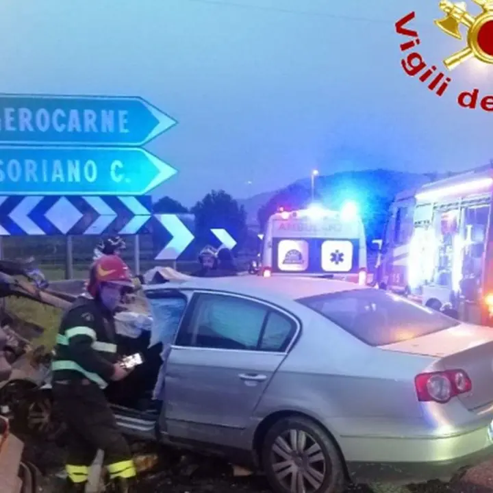 Incidente all'alba sull'A2: auto sbanda e finisce contro il guardrail, feriti tre giovani