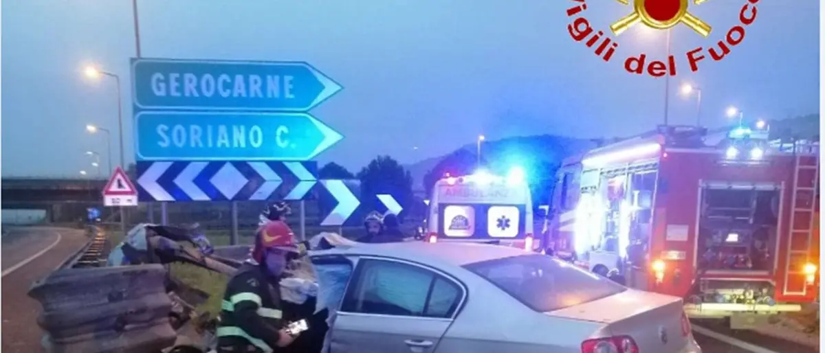 Incidente all'alba sull'A2: auto sbanda e finisce contro il guardrail, feriti tre giovani