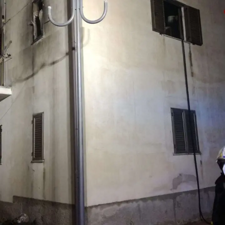 San Costantino di Briatico: va a fuoco l'abitazione, anziano salvato dai vicini