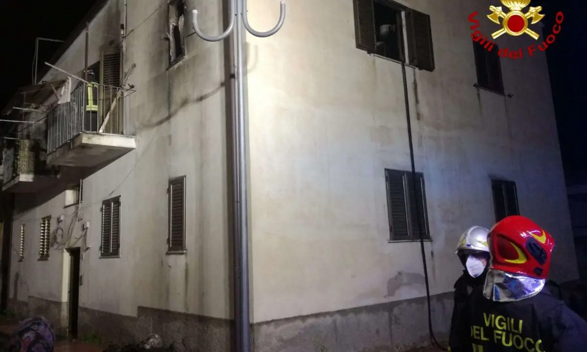 San Costantino di Briatico: va a fuoco l'abitazione, anziano salvato dai vicini