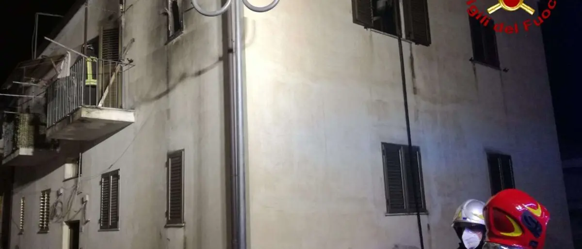 San Costantino di Briatico: va a fuoco l'abitazione, anziano salvato dai vicini