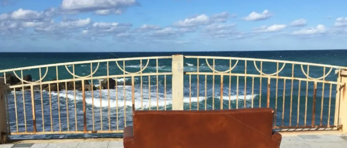 Vibo Marina: un divano abbandonato davanti al mare, il lato poetico dell’inciviltà