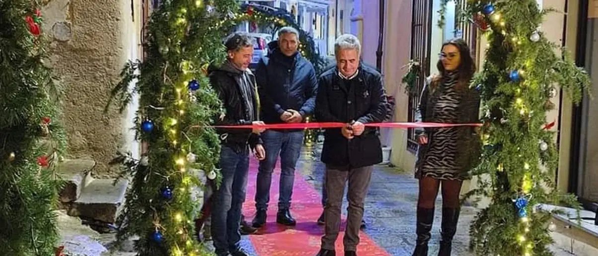 A Nicotera il Natale entra nel vivo: inaugurata la via del Vischio