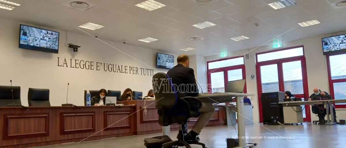 I vigili urbani di Vibo smaltivano l’eternit in casa dell’ex comandante Nesci con mezzi del Comune?