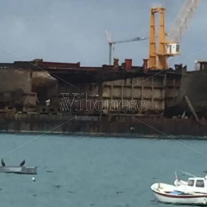 Causa maltempo attracca al porto di Vibo Marina il relitto della nave Berkan B