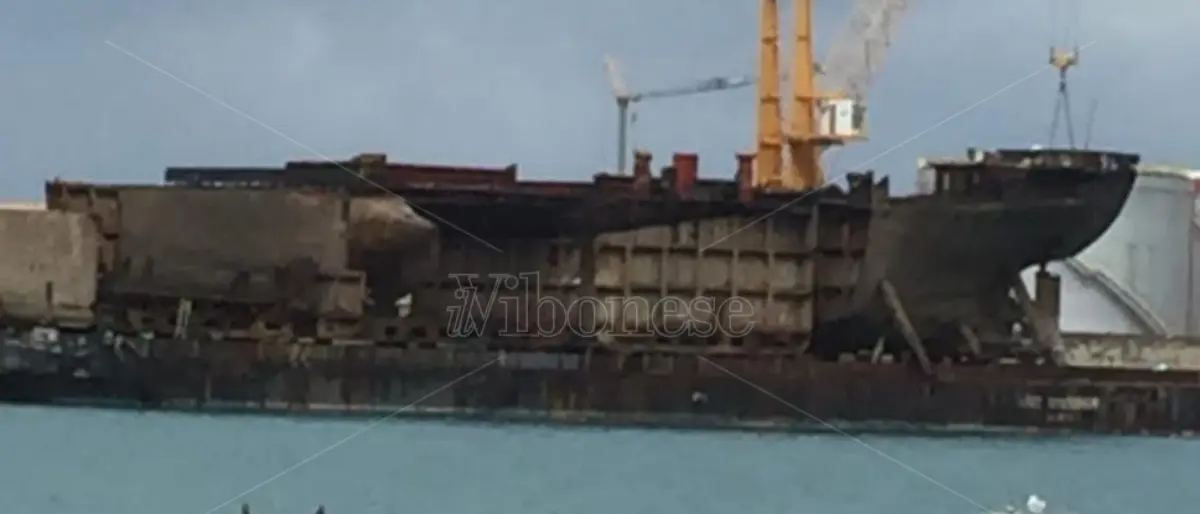 Causa maltempo attracca al porto di Vibo Marina il relitto della nave Berkan B