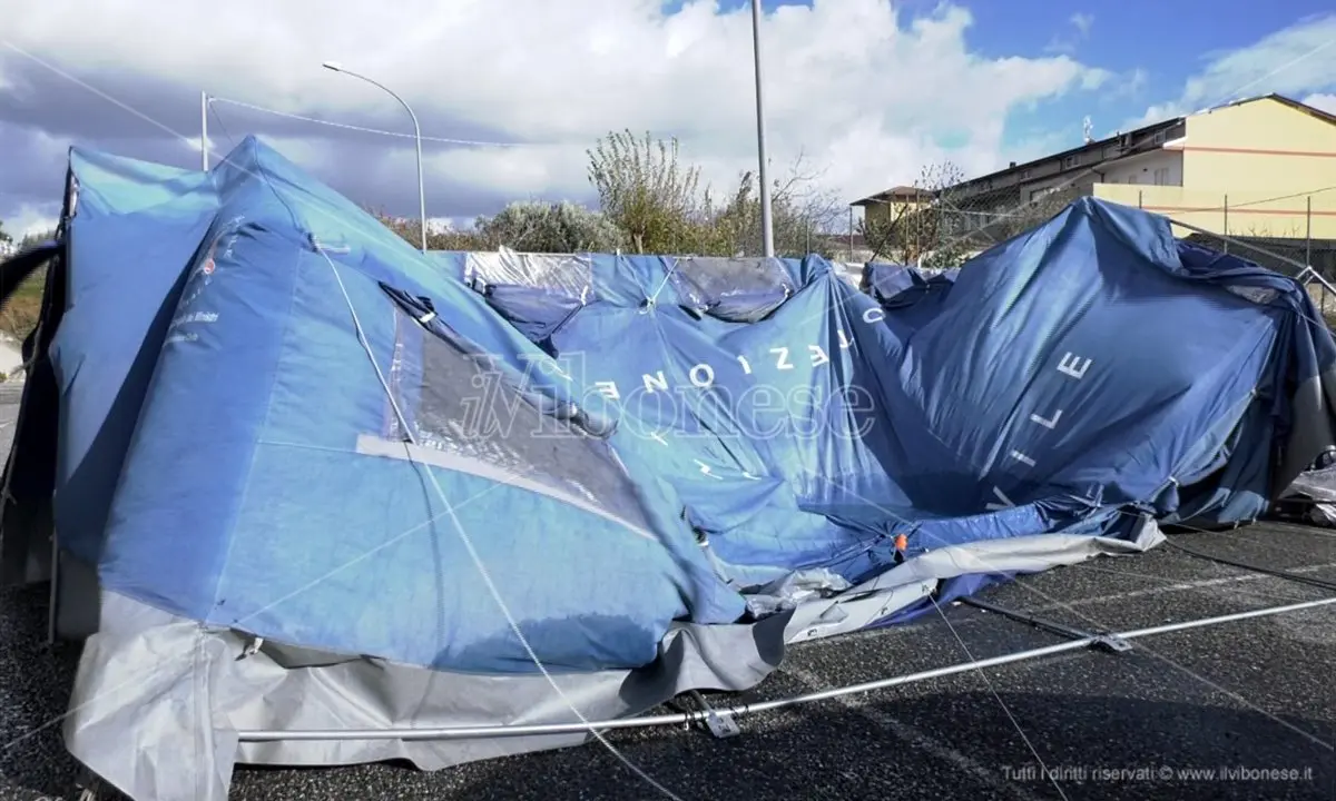 Vibo Valentia: il maltempo danneggia la tenda per i tamponi del Palamaiata -Video