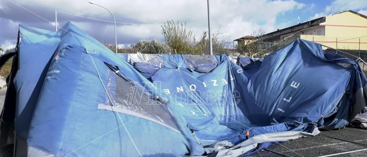 Vibo Valentia: il maltempo danneggia la tenda per i tamponi del Palamaiata -Video