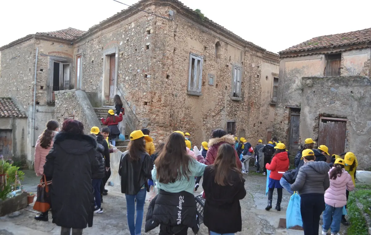 Nicotera, il viaggio nella storia di Legambiente e studenti nell'antico quartiere Giudecca