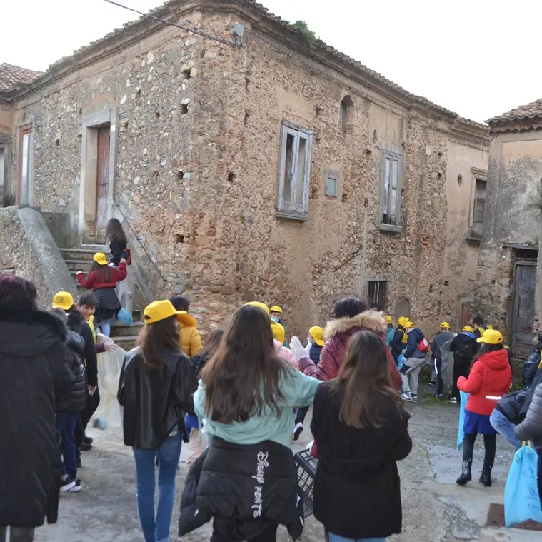 Nicotera, il viaggio nella storia di Legambiente e studenti nell'antico quartiere Giudecca