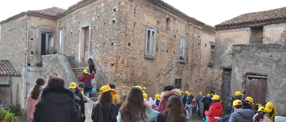 Nicotera, il viaggio nella storia di Legambiente e studenti nell'antico quartiere Giudecca