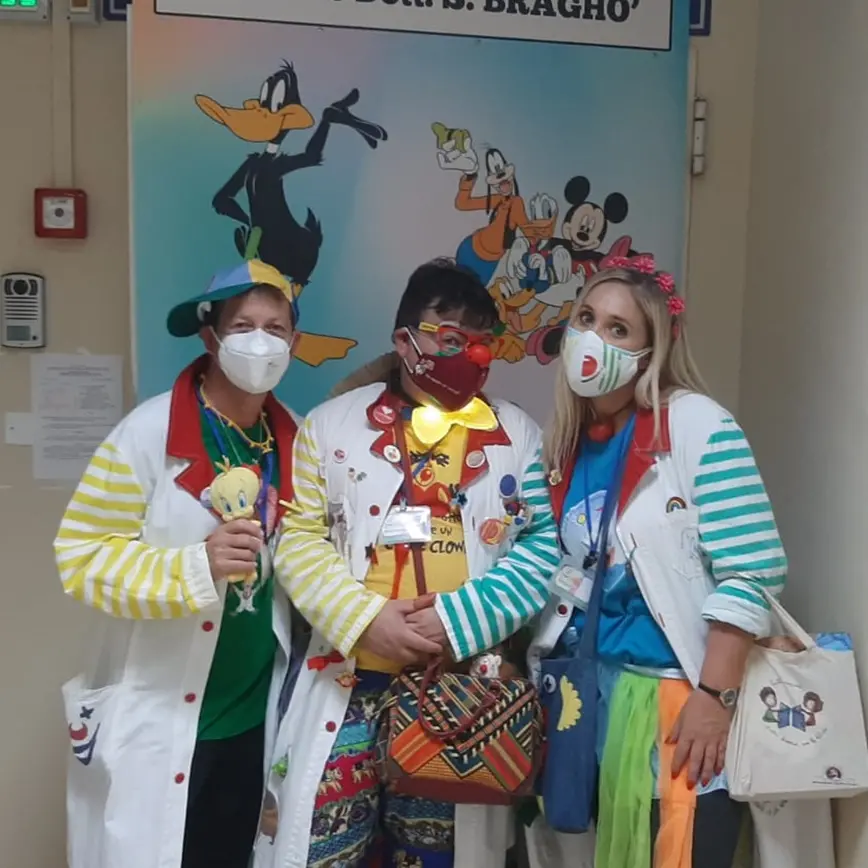 I clown donano un sorriso ai piccoli pazienti dell’ospedale Jazzolino di Vibo