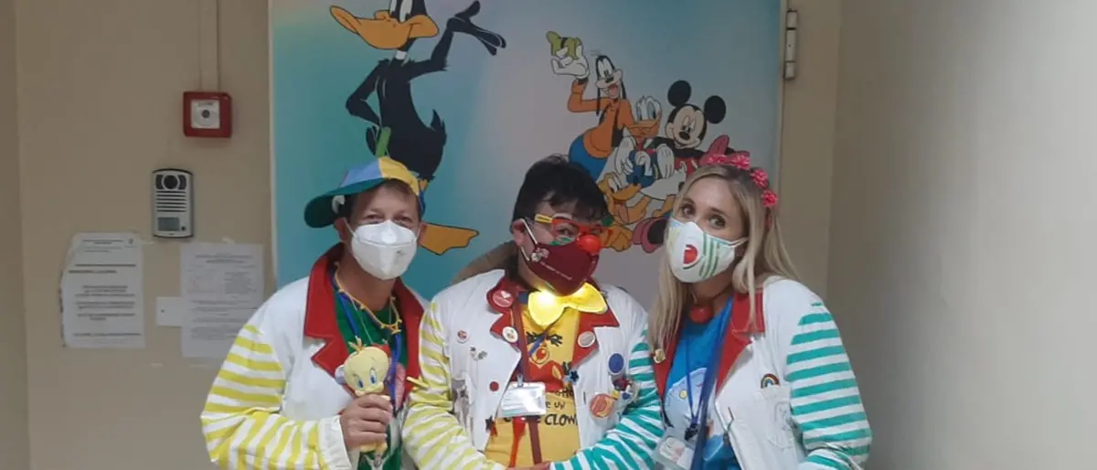I clown donano un sorriso ai piccoli pazienti dell’ospedale Jazzolino di Vibo
